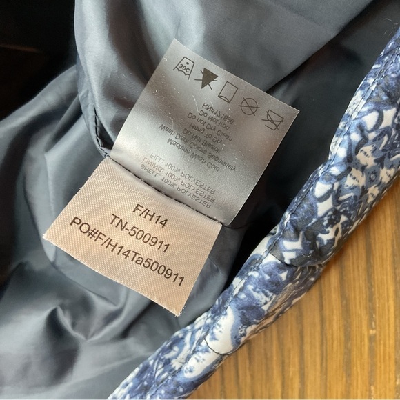 Title Nine Blue Print Hooded Quilted Vest Size Medium EUC - Picture 10 of 13